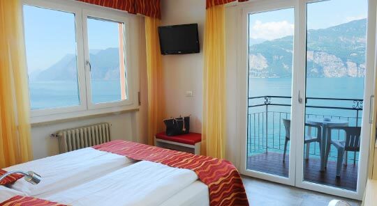 Double room with balcony front lake